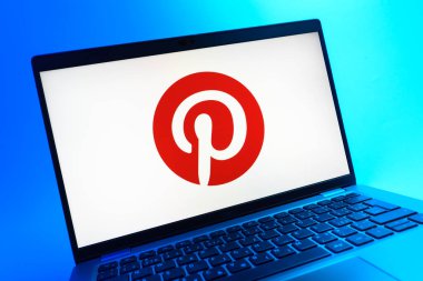 Prag, Çek Cumhuriyeti - 08 01 2025: Pinterest logosunu gösteren dizüstü bilgisayarın yakın görüntüsü. Pinterest fikirleri görsel olarak keşfetmek ve kaydetmek için bir platformdur..