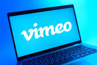 Prag, Çek Cumhuriyeti - 08 01 2025: Vimeo logosunu gösteren dizüstü bilgisayarın yakın görüntüsü. Vimeo, yüksek kaliteli video sunucu ve paylaşımı için bir platformdur.