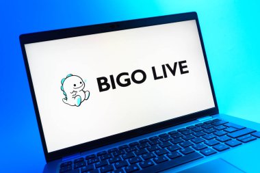 Prag, Çek Cumhuriyeti - 08 01 2025: Bigo Live logosunu gösteren dizüstü bilgisayarın yakın görüntüsü. Bigo Live canlı yayın ve sosyal etkileşim için bir platformdur.