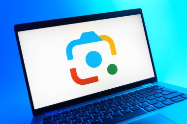 Prag, Çek Cumhuriyeti - 08 01 2025: Google Lens logosunu gösteren dizüstü bilgisayarın yakın görüntüsü. Google Lens, resimlerdeki görsel arama ve bilgi için kullanılan bir araçtır..