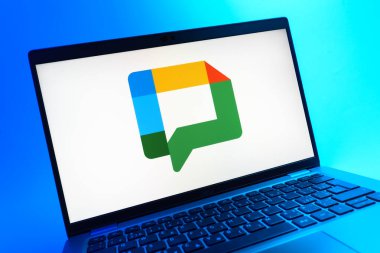 Prag, Çek Cumhuriyeti - 08 01 2025: Google Chat logosunu gösteren dizüstü bilgisayarın yakın görüntüsü. Google Chat mesajlaşma ve takım işbirliği için bir platformdur.