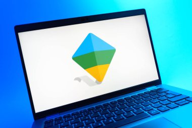 Prag, Çek Cumhuriyeti - 08 01 2025: Google Family Link logosunu gösteren dizüstü bilgisayarın yakın görüntüsü. Google Family Link ebeveyn denetimi ve çocuk hesabı yönetimi için bir platformdur.