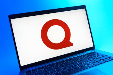 Prag, Çek Cumhuriyeti - 08 01 2025: Quora logosunu gösteren dizüstü bilgisayarın yakın görüntüsü. Quora soru sormak ve bilgi paylaşmak için bir platformdur..