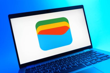 Prag, Çek Cumhuriyeti - 08 01 2025: Google Cüzdan logosunu gösteren dizüstü bilgisayarın yakın görüntüsü. Google Cüzdanı dijital ödeme yöntemlerini depolamak ve kullanmak için bir platformdur.