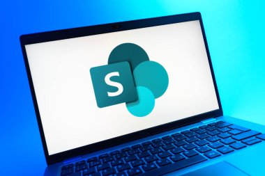 Prag, Çek Cumhuriyeti - 08 01 2025: Microsoft Sharepoint logosunu gösteren dizüstü bilgisayarın yakın görüntüsü. Microsoft Sharepoint işbirliği ve belge yönetimi için bir platformdur.