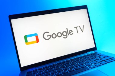 Prag, Çek Cumhuriyeti - 08 01 2025: Google TV logosunu gösteren dizüstü bilgisayarın yakın görüntüsü. Google TV film, program ve uygulamalar için bir platformdur..