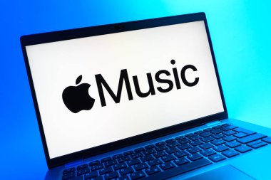 Prag, Çek Cumhuriyeti - 08 01 2025: Apple Music logosunu gösteren dizüstü bilgisayarın yakın görüntüsü. Apple Music müzik için bir platformdur..