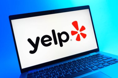 Prag, Çek Cumhuriyeti - 08 01 2025: Yelp logosunu gösteren dizüstü bilgisayarın yakın görüntüsü. Yelp yerel işletmeleri bulmak ve incelemek için bir platformdur.