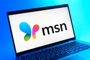 Prag, Çek Cumhuriyeti - 08 01 2025: MSN logosunu gösteren dizüstü bilgisayarın yakın görüntüsü. MSN haber, e-posta ve çevrimiçi hizmetler için bir platformdur.