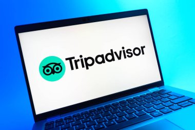 Prag, Çek Cumhuriyeti - 08 01 2025: TripDanışman logosunu gösteren dizüstü bilgisayarın yakın görüntüsü. Seyahat danışmanı seyahat değerlendirmeleri, rezervasyonlar ve tavsiyeler için bir platformdur..