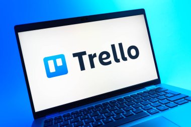 Prag, Çek Cumhuriyeti - 08 01 2025: Trello logosunu gösteren dizüstü bilgisayarın yakın görüntüsü. Trello, tahta ve görevleri kullanarak proje yönetimi için bir platformdur.