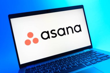 Prag, Çek Cumhuriyeti - 08 01 2025: Asana logosunu gösteren dizüstü bilgisayarın yakın görüntüsü. Asana görev yönetimi ve takım işbirliği için bir platformdur..