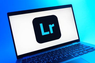 Prag, Çek Cumhuriyeti - 08 01 2025: Lightroom logosunu gösteren dizüstü bilgisayarın yakın görüntüsü. Lightroom fotoğraf düzenleme ve yönetim için bir yazılımdır..