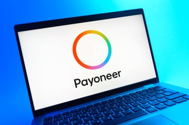 Prag, Çek Cumhuriyeti - 08 01 2025: Payonez logosunu gösteren dizüstü bilgisayarın yakın görüntüsü. Paeveryone, küresel online ödemeler ve para transferleri için bir platformdur.