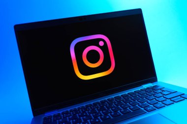 Prag, Çek Cumhuriyeti - 08 01 2025: Instagram logosunu gösteren dizüstü bilgisayarın yakın görüntüsü. Instagram fotoğraf ve video paylaşımı için bir sosyal medya platformudur..