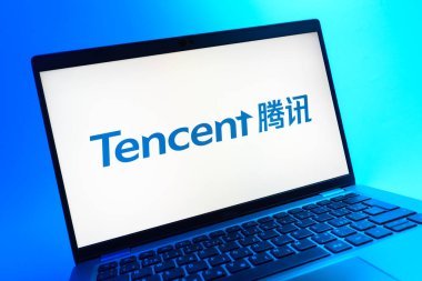 Prag, Çek Cumhuriyeti - 08 01 2025: Tencent logosunu gösteren dizüstü bilgisayarın yakın görüntüsü. Tencent internet hizmetleri ve oyunlar sağlayan bir teknoloji şirketidir..