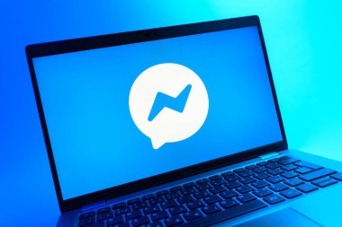 Prag, Çek Cumhuriyeti - 08 01 2025: Messenger logosunu gösteren dizüstü bilgisayarın yakın görüntüsü. Haberci Facebook 'ta mesajlaşma ve sohbet için bir platformdur.