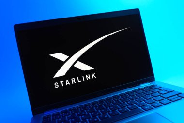 Prag, Çek Cumhuriyeti - 08 01 2025: Starlink logosunu gösteren dizüstü bilgisayarın yakın görüntüsü. Starlink küresel bağlantı sağlayan bir uydu internet hizmetidir.