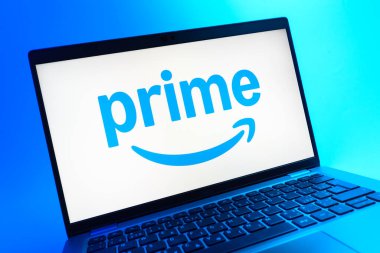 Prag, Çek Cumhuriyeti - 08 01 2025: Başbakanın logosunu gösteren dizüstü bilgisayarın yakın görüntüsü. Asal, alışveriş, yayın ve faydaları için bir abonelik hizmetidir..