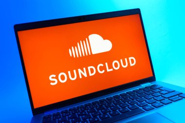 Prag, Çek Cumhuriyeti - 08 01 2025: SoundCloud logosunu gösteren dizüstü bilgisayarın yakın görüntüsü. SoundCloud müzik paylaşımı ve yayını için bir platformdur..