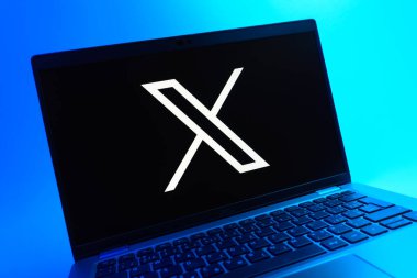Prag, Çek Cumhuriyeti - 08 01 2025: X logosunu gösteren dizüstü bilgisayarın yakın görüntüsü. X, kısa gönderileri ve güncellemeleri paylaşmak için bir platformdur.