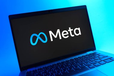 Prag, Çek Cumhuriyeti - 08 01 2025: Meta logosunu gösteren dizüstü bilgisayarın yakın görüntüsü. Meta, Facebook ve Instagram gibi sosyal platformlar sunan bir şirket..