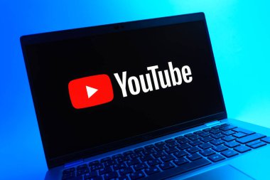 Prag, Çek Cumhuriyeti - 08 01 2025: Youtube logosunu gösteren bir dizüstü bilgisayarın yakından görüntüsü. Youtube dünya çapında videoları izlemek ve paylaşmak için bir platform.