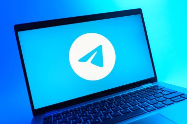 Prag, Çek Cumhuriyeti - 08 01 2025: Telegram logosunu gösteren dizüstü bilgisayarın yakın görüntüsü. Telgraf hızlı ve güvenli iletiler için bir uygulamadır.
