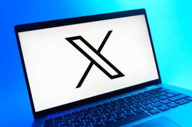 Prag, Çek Cumhuriyeti - 08 01 2025: X logosunu gösteren dizüstü bilgisayarın yakın görüntüsü. X, kısa gönderileri ve güncellemeleri paylaşmak için bir platformdur.