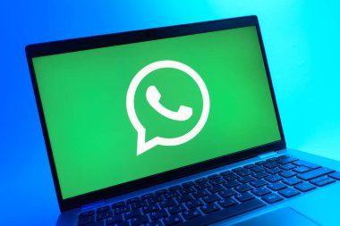 Prag, Çek Cumhuriyeti - 08 01 2025: WhatsApp logosunu gösteren dizüstü bilgisayarın yakın görüntüsü. WhatsApp mesaj, çağrı ve medya göndermek için bir uygulamadır.
