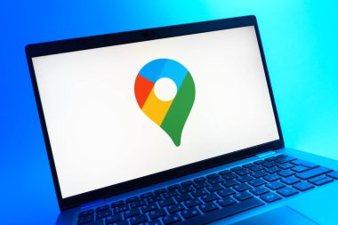 Prag, Çek Cumhuriyeti - 08 01 2025: Google Maps logosunu gösteren dizüstü bilgisayarın yakın görüntüsü. Google Maps haritalar, navigasyon ve konum hizmetleri için bir platformdur.