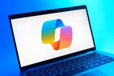 Prag, Çek Cumhuriyeti - 08 01 2025: Copilot logosunu gösteren dizüstü bilgisayarın yakın görüntüsü. Copilot, üretkenlik yardımı için yazılıma entegre edilmiş bir yapay zeka asistanıdır..