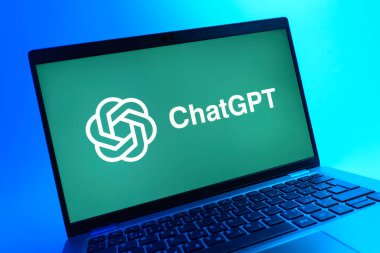 Prag, Çek Cumhuriyeti - 08 01 2025: ChatGPT logosunu gösteren dizüstü bilgisayarın yakın görüntüsü. ChatGPT metin üretmek ve soruları cevaplamak için bir yapay zeka sohbet robotudur..
