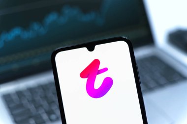 Prag, Çek Cumhuriyeti - 08 12 2025: Bilgisayarın önünde duran bir cep telefonu Tango logosunu gösteriyor. Tango, görüntülü aramalar, mesajlar ve canlı yayınlar için sosyal bir uygulama..