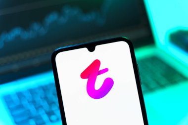 Prag, Çek Cumhuriyeti - 08 12 2025: Bilgisayarın önünde duran bir cep telefonu Tango logosunu gösteriyor. Tango, görüntülü aramalar, mesajlar ve canlı yayınlar için sosyal bir uygulama..