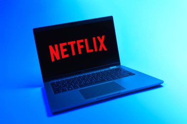 Prag, Çek Cumhuriyeti - 08 12 2025: Netflix logosunu gösteren tek bir arkaplanda dinamik bir dizüstü bilgisayar görüntüsü. Netflix sinema ve televizyon programları için bir yayın platformudur..