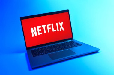 Prag, Çek Cumhuriyeti - 08 12 2025: Netflix logosunu gösteren tek bir arkaplanda dinamik bir dizüstü bilgisayar görüntüsü. Netflix sinema ve televizyon programları için bir yayın platformudur..