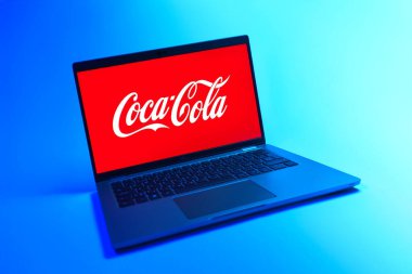 Prag, Çek Cumhuriyeti - 08 12 2025: Coca-Cola logosunu gösteren tek bir arkaplanda dinamik bir laptop görüntüsü. Coca-Cola meşrubatlarıyla tanınan bir içecek şirketidir..