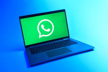 Prag, Çek Cumhuriyeti - 08 12 2025: Tek bir arkaplanda WhatsApp logosunu gösteren bir dizüstü bilgisayarın dinamik görüntüsü. WhatsApp mesaj, çağrı ve medya göndermek için bir uygulamadır.