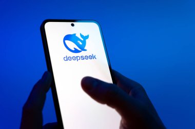 Prag, Çek Cumhuriyeti - 08 12 2025: Eller mavi arkaplanda Discord logosunu gösteren bir cep telefonu tutuyor. Discord ses, video ve metin iletişimi için bir platformdur..