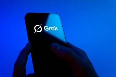 Prag, Çek Cumhuriyeti - 08 12 2025: Eller mavi arkaplanda Discord logosunu gösteren bir cep telefonu tutuyor. Discord ses, video ve metin iletişimi için bir platformdur..