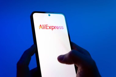 Prag, Çek Cumhuriyeti - 08 12 2025: Eller mavi arkaplanda Discord logosunu gösteren bir cep telefonu tutuyor. Discord ses, video ve metin iletişimi için bir platformdur..