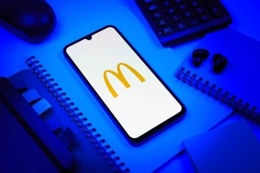 Prag, Çek Cumhuriyeti - 08 18 2025: Merkezinde McDonalds logosu olan bir ofis malzemesi aranjmanı. McDonalds hamburger, patates kızartması ve daha fazlası sunan bir fast-food zinciri..