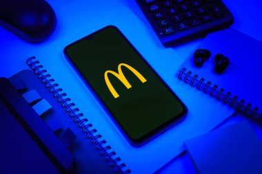 Prag, Çek Cumhuriyeti - 08 18 2025: Merkezinde McDonalds logosu olan bir ofis malzemesi aranjmanı. McDonalds hamburger, patates kızartması ve daha fazlası sunan bir fast-food zinciri..