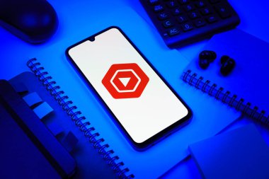 Prag, Çek Cumhuriyeti - 08 18 2025: Merkezinde Youtube Studio logosu bulunan bir cep telefonu ile ofis malzemeleri düzenlemesi. Youtube Studio YouTube kanallarını yönetmek ve analiz etmek için bir platformdur.