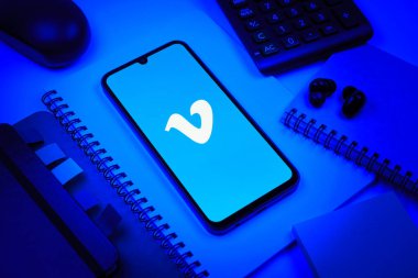 Prag, Çek Cumhuriyeti - 08 18 2025: Merkezde Vimeo logosunu gösteren bir cep telefonu ile ofis malzemeleri düzenlemesi. Vimeo, yüksek kaliteli video sunucu ve paylaşımı için bir platformdur.