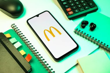 Prag, Çek Cumhuriyeti - 08 18 2025: Merkezinde McDonalds logosu olan bir ofis malzemesi aranjmanı. McDonalds hamburger, patates kızartması ve daha fazlası sunan bir fast-food zinciri..