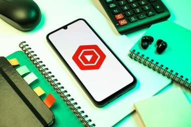 Prag, Çek Cumhuriyeti - 08 18 2025: Merkezinde Youtube Studio logosu bulunan bir cep telefonu ile ofis malzemeleri düzenlemesi. Youtube Studio YouTube kanallarını yönetmek ve analiz etmek için bir platformdur.