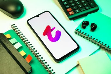 Prag, Çek Cumhuriyeti - 08 18 2025: Merkezde Tango logosu sergilenen bir cep telefonu ile ofis malzemeleri düzenlemesi. Tango, görüntülü aramalar, mesajlar ve canlı yayınlar için sosyal bir uygulama..