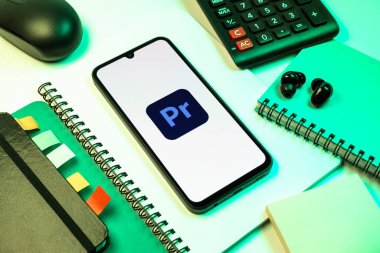Prag, Çek Cumhuriyeti - 08 18 2025: Merkezinde Pro logosu sergilenen bir cep telefonu ile ofis malzemeleri düzenlemesi. Pro profesyonel video düzenleme için bir yazılımdır..